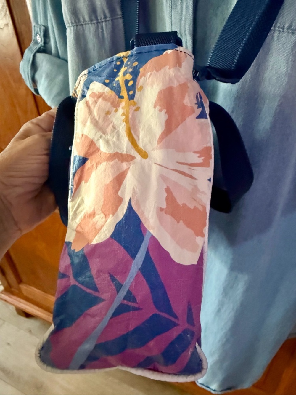 ALOHA Collection special edition Adrift Serene hibiscus crossbody - Picture 11 of 12